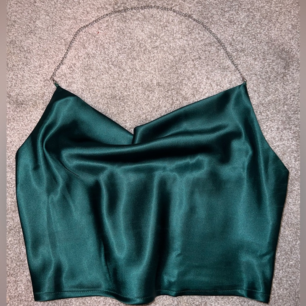 Silk green crop top with chain strap. Size: M